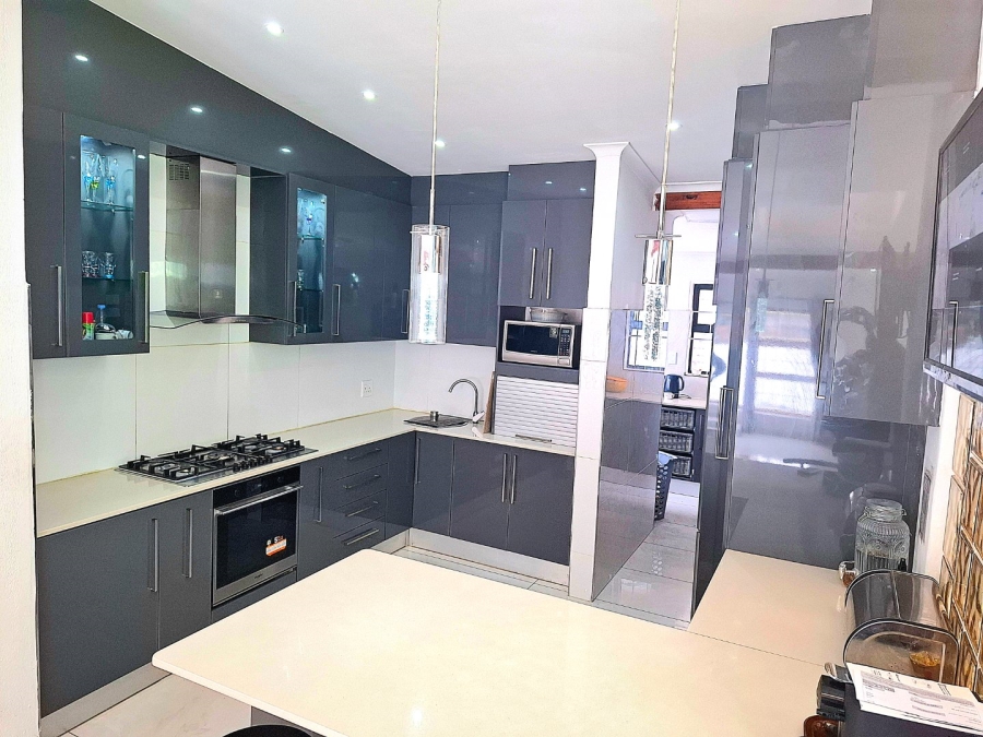 4 Bedroom Property for Sale in Welgelegen 3 Western Cape